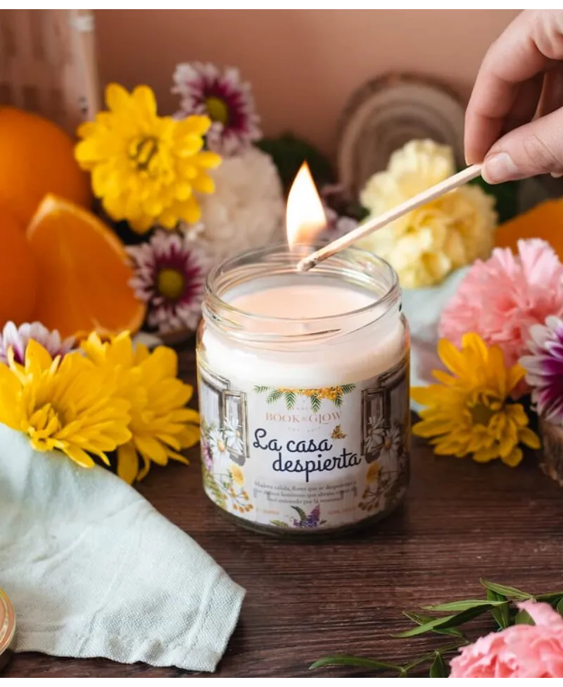 Book & Glow La Casa Despierta
